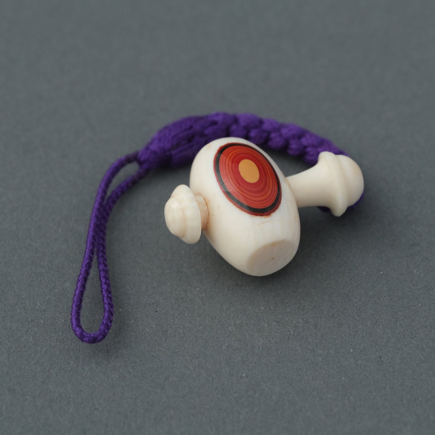 象牙根付【堆朱付小槌】