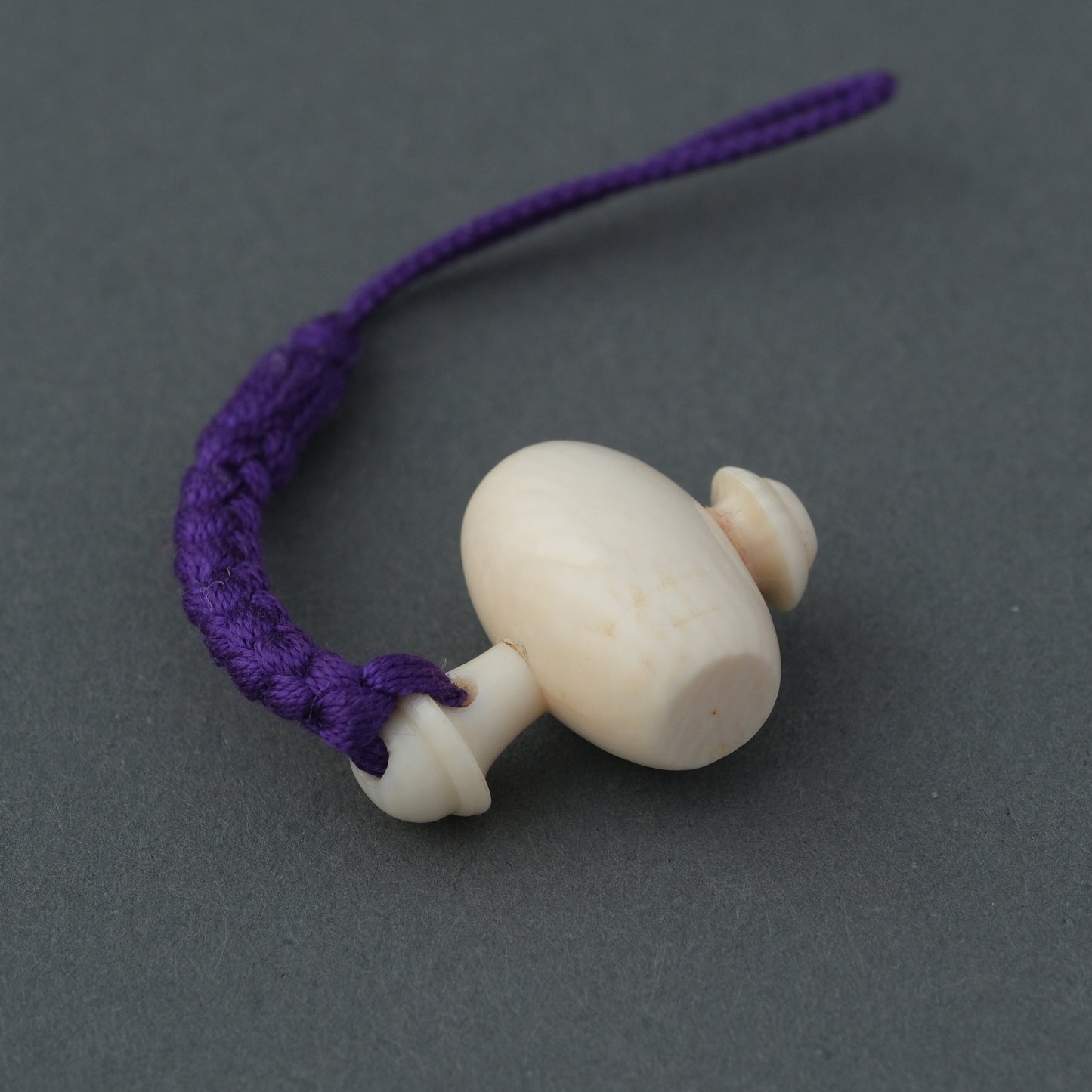 象牙根付【堆朱付小槌】