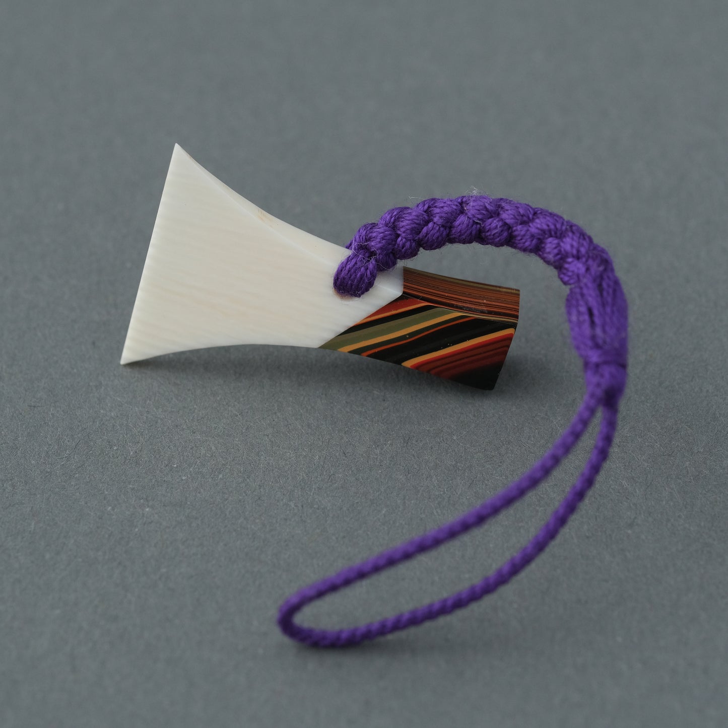 象牙根付【堆朱付三味線バチ】