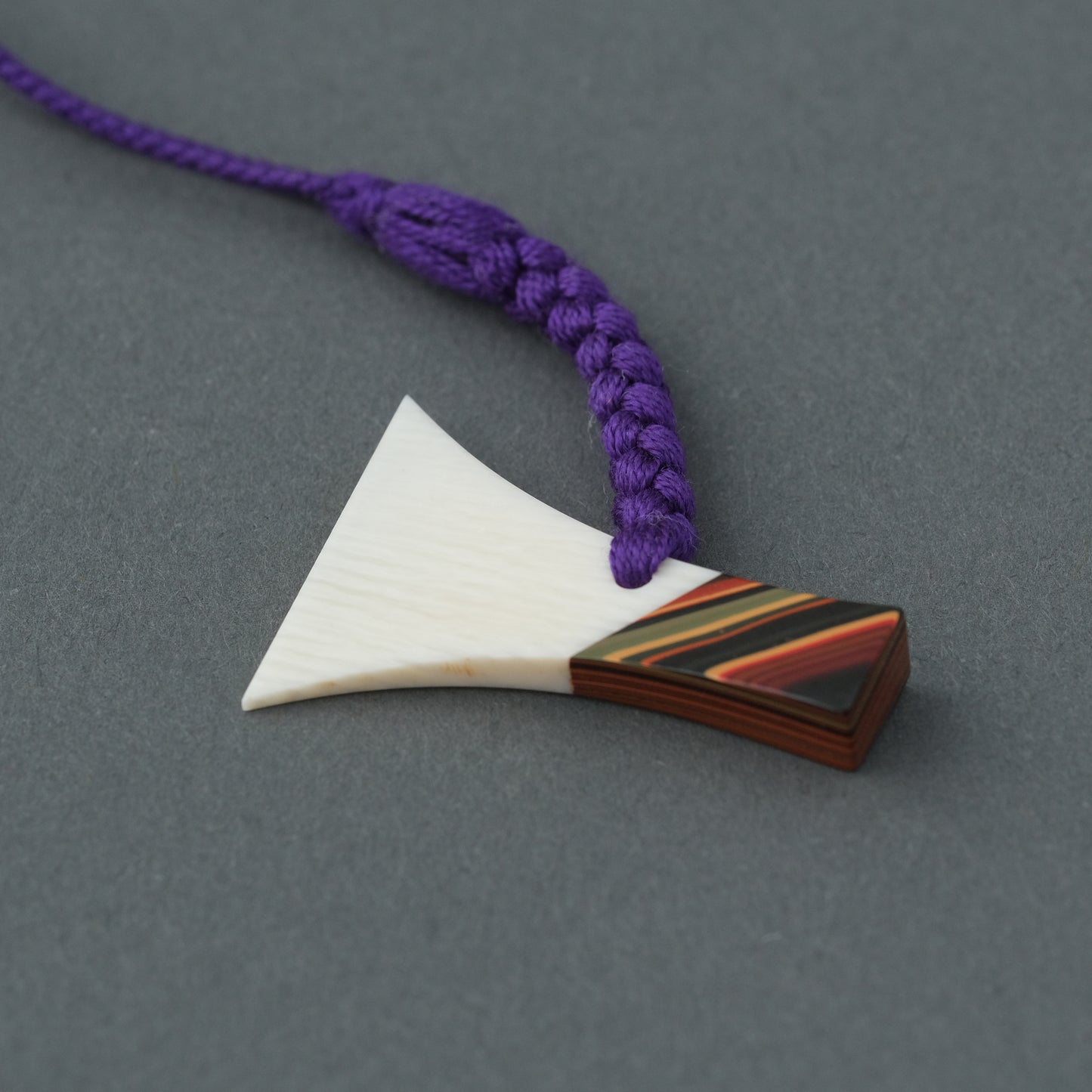 象牙根付【堆朱付三味線バチ】