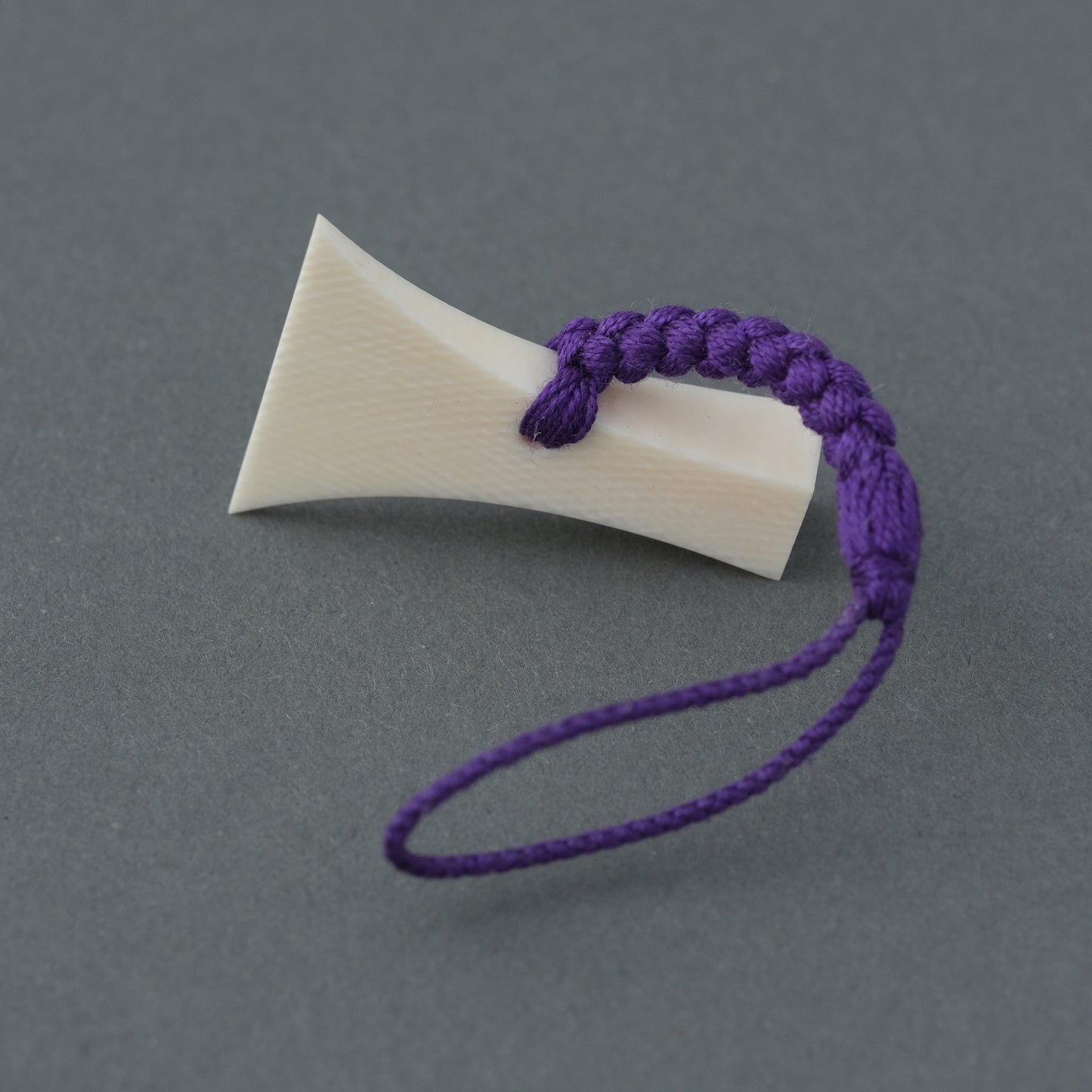 象牙根付【三味線バチ】