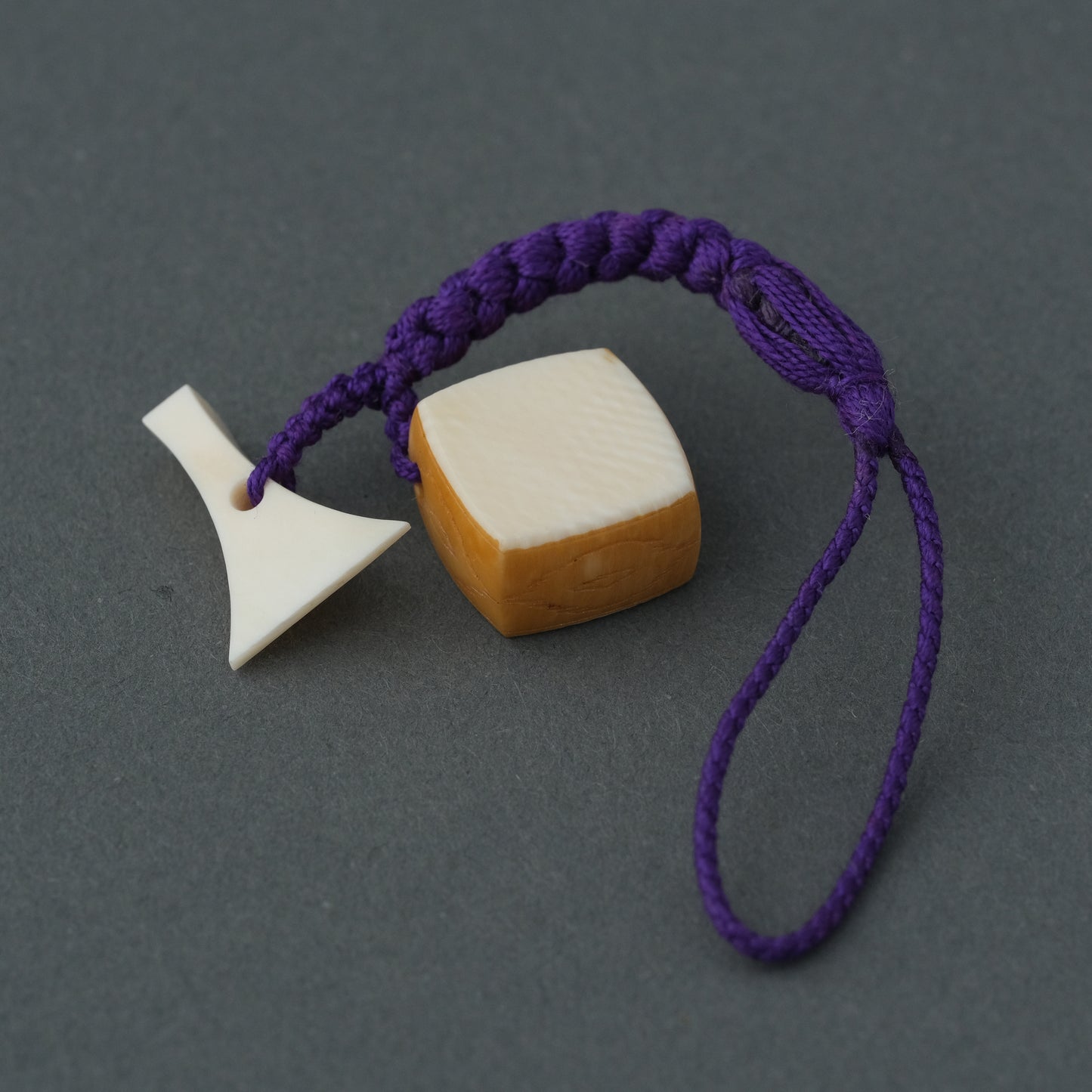 象牙根付【三味線バチ付三味線胴】