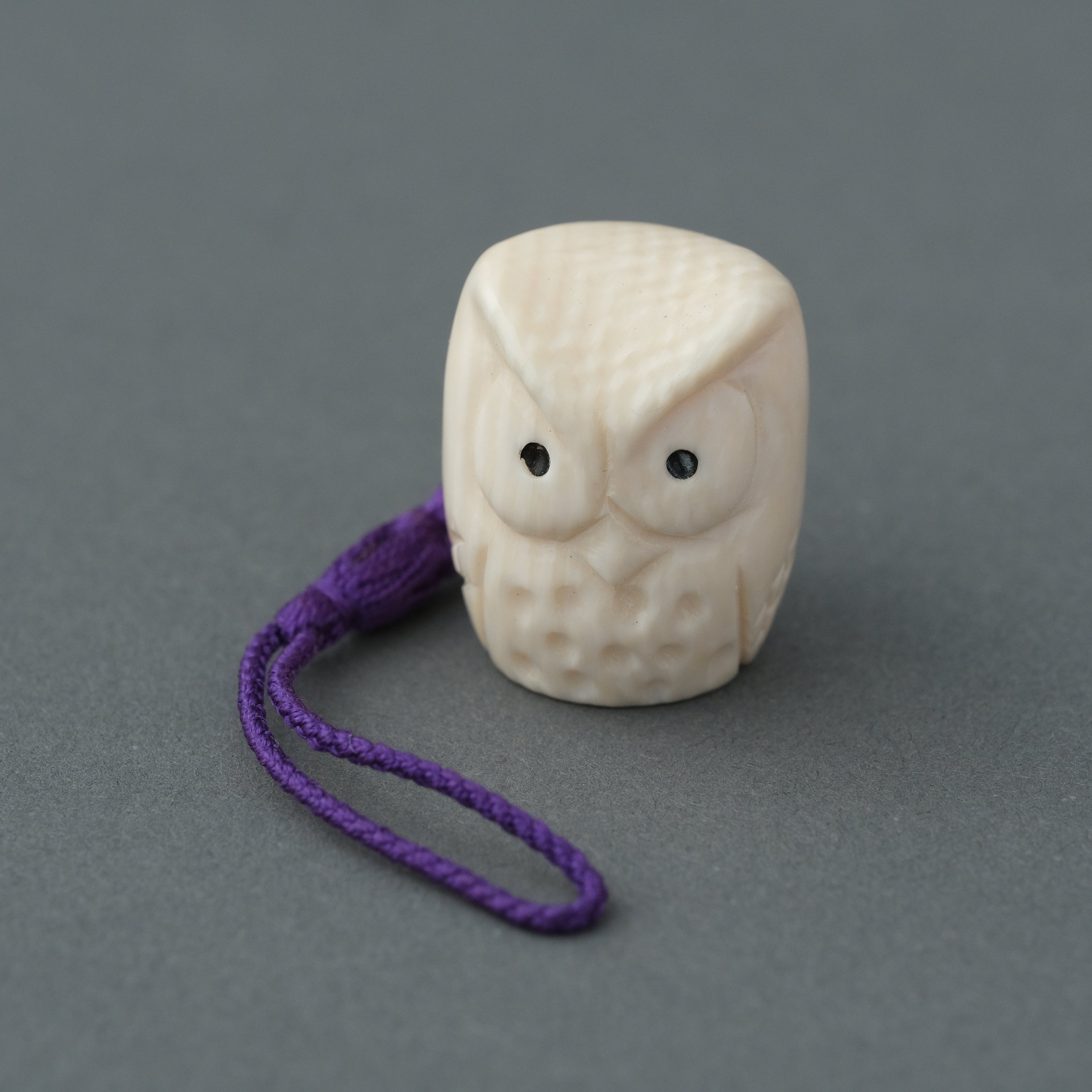天然素材牙彫刻フクロウ根付け新品3.3x2.6cm 天然素材牙彫刻フクロウ根付け新品3.3x2.6cm
